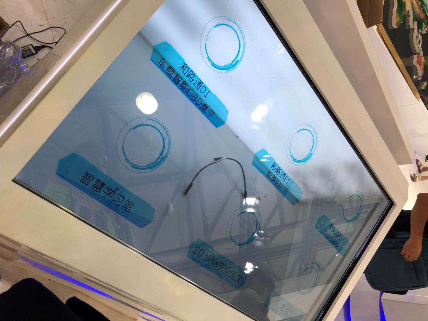 55寸透明液晶屏-移動通信展臺