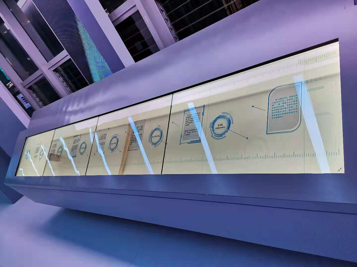 43寸1x4透明液晶拼接屏-上海銀商大夏